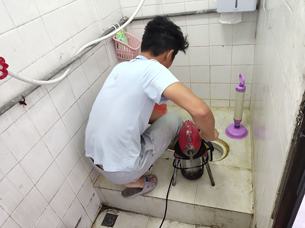 昭觉肥皂掉到马桶里把马桶堵住了怎么办？马桶堵住了怎么办