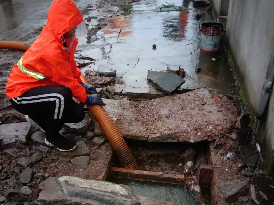 昭觉专业清理污水池 炜誉市政以规范流程守护城市 “肠道”