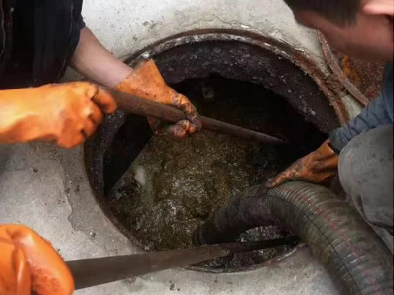 昭觉清理化粪池时如何避免沼气的危害？